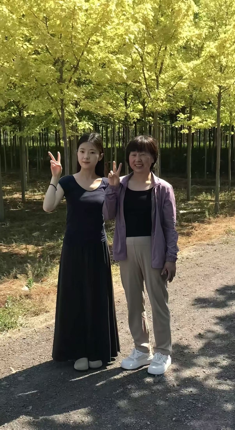 被害人与母亲合照